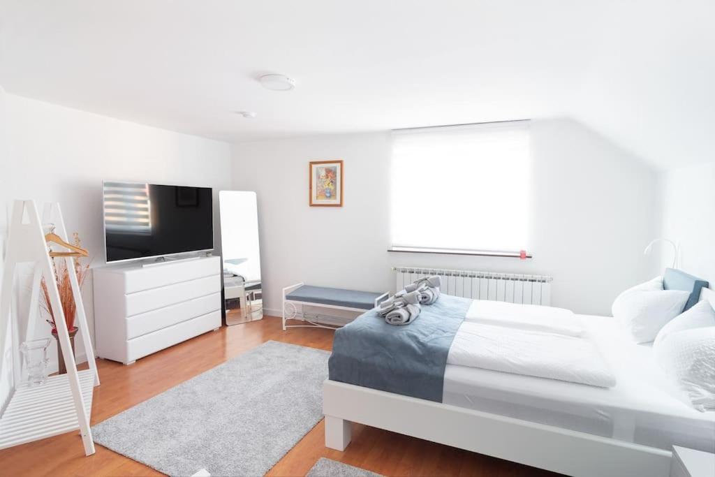 Bright&cozy Flat+balcony Near Airport Free Parking *