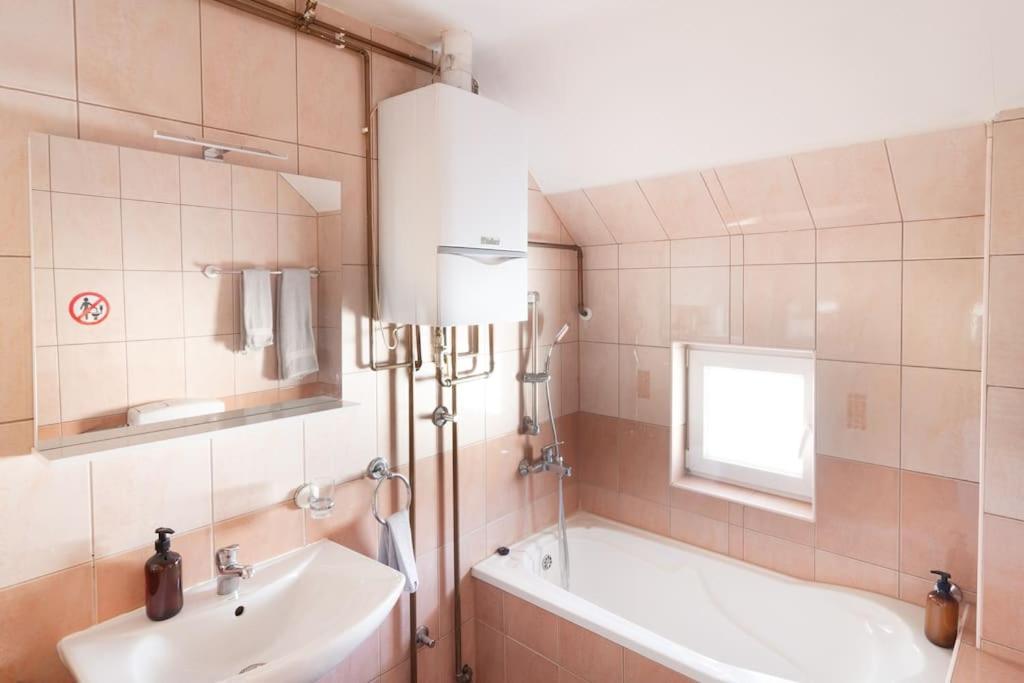 Bright&cozy Flat+balcony Near Airport Free Parking Apartment